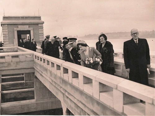 Photo of the Queen Mother looking at the reservoir in 1953